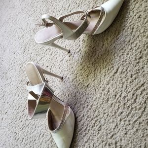 Preowned white pair of hills from an unknown desig